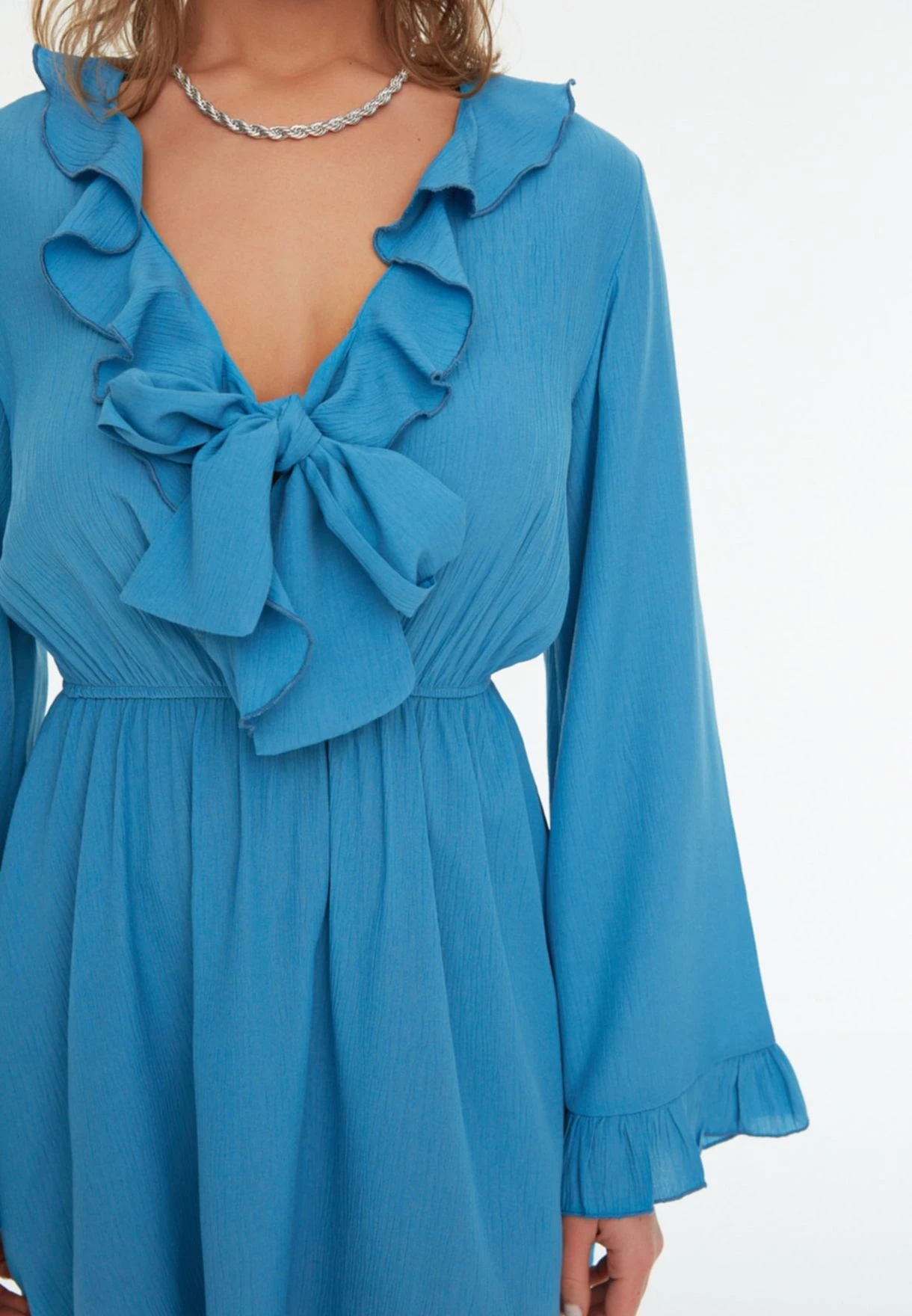 Trendyol Plunge Neck Ruffle Detail Dress 4 Trendyol Plunge Neck Ruffle Detail Dress - Image 4