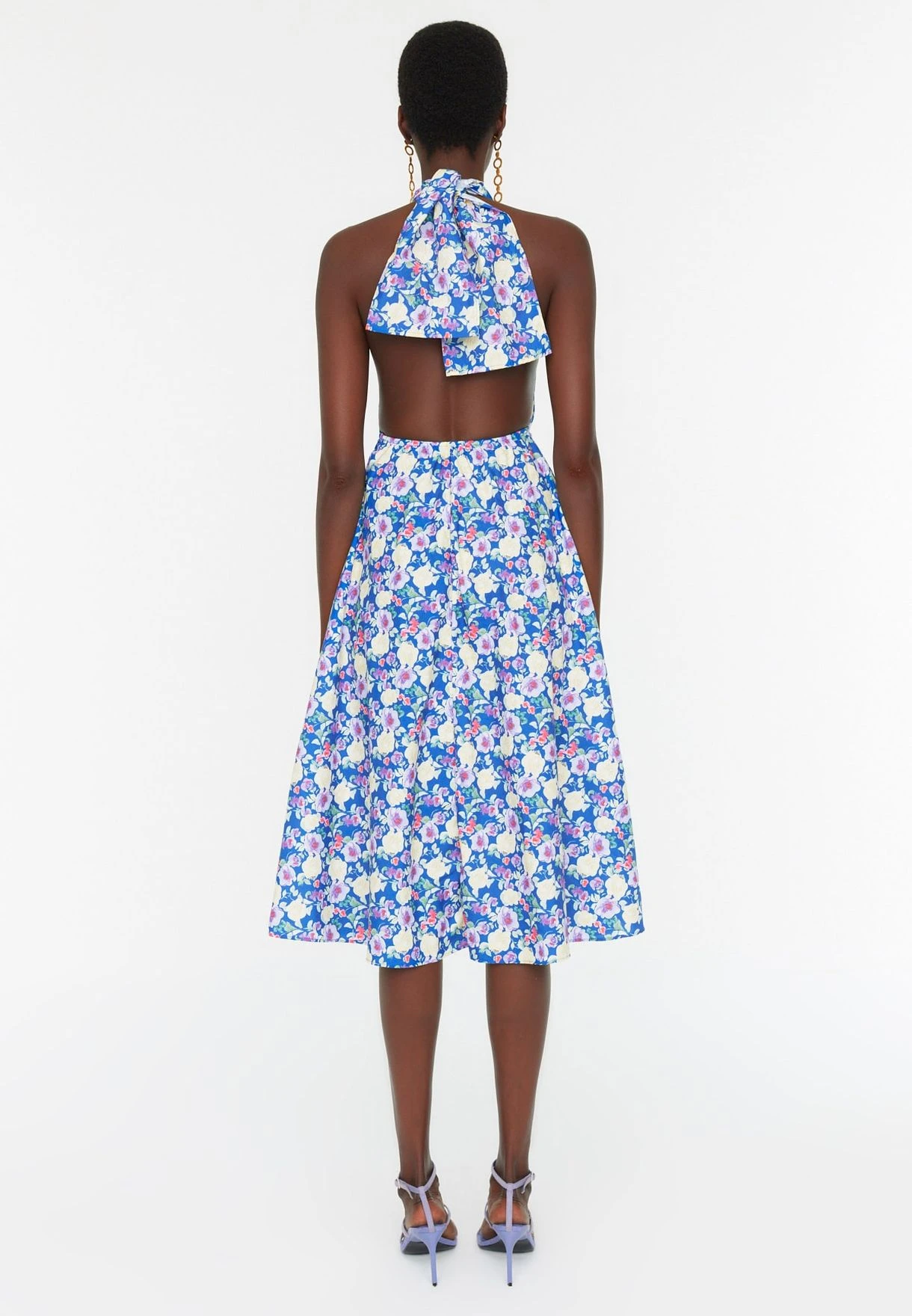 Trendyol Halter Neck Floral Print Skater Dress 8 Trendyol Halter Neck Floral Print Skater Dress - Image 8